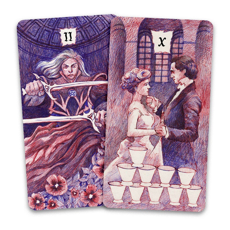 K&ouml;nnte beinhalten: Zwei Tarotkarten, eine mit der Nummer "XI" und einer Figur, die zwei Schwerter h&auml;lt, die andere mit der Nummer "X" und einem tanzenden Paar. Beide Karten haben ein purpurnes und rotes Farbschema.