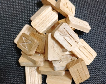 Essenhouten runenset, 25-delig met fluwelen zakje | Wood Runes, ouderling Futhark