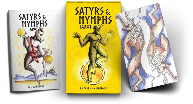 Może przedstawiać: Pudełko talii kart tarota z ż&oacute;łtym tłem i tekstem "SATYRS & NYMPHS TAROT" w kolorze czarnym. Pudełko zawiera ilustrację zielonosk&oacute;rego satyra z rogami, stojącego na jednośladzie. Tekst "78 CARDS & GUIDEBOOK" jest nadrukowany czarnym kolorem na dole pudełka.