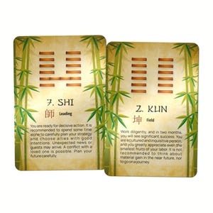 Op de afbeelding: Twee tarotkaarten met bamboe-illustraties. De kaarten hebben tekst in het Engels en Chinese karakters. E&eacute;n kaart leest "7. SHI Leading" en de andere "2. KUN Field". De kaarten hebben een beige achtergrond.
