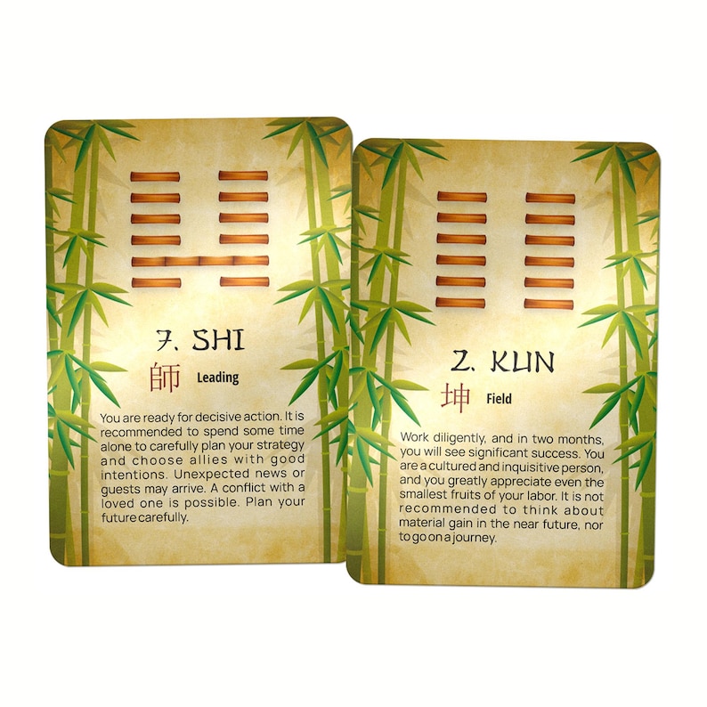 Op de afbeelding: Twee tarotkaarten met bamboe-illustraties. De kaarten hebben tekst in het Engels en Chinese karakters. E&eacute;n kaart leest "7. SHI Leading" en de andere "2. KUN Field". De kaarten hebben een beige achtergrond.
