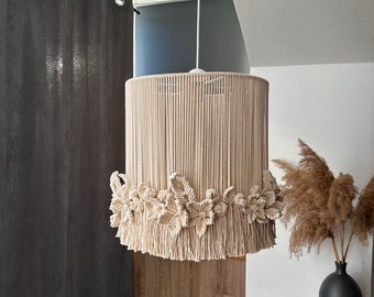 Suspension en macramé à franges de fleurs ivoire, abat-jour pour chambre d'enfant, lustre bohème, éclairage déco Cottagecore, lampe à fleurs, plafonnier tissé