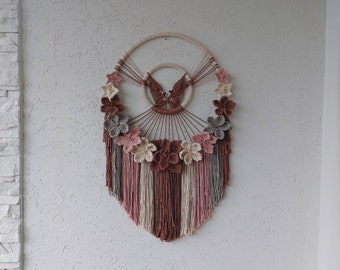 Suspension murale en macramé papillon rose poudré avec fleurs Décoration murale en macramé coloré Décoration murale rose bohème Cottagecore Couronne de fleurs en macramé