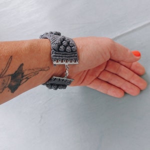 Handgemachte graue Makramee Armbänder für Frauen Zarter und zierlicher Kordel Schmuck für Frauen Boho Seil Damen Armband Geflochtenes gewebtes Armband Bild 5