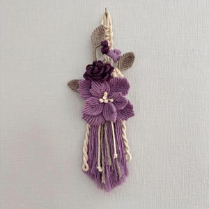 Lila väggbonad med makraméblommor: Boho Cottagecore-dekor