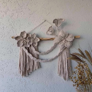 Tapiz de pared de macramé con flores de marfil: decoración estilo bohemio cottagecore