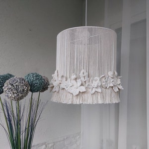 Lámpara colgante de macramé con flecos de flores de marfil, iluminación de araña estilo bohemio para guardería, decoración cottagecore, lámpara floral, lámpara de techo tejida