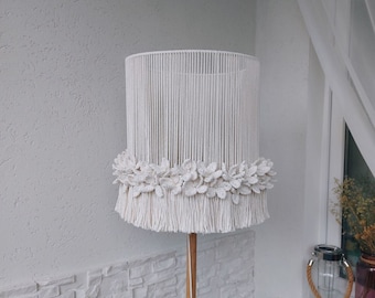 Abat-jour à franges fleurs blanches pour lampadaire Lustre en macramé inhabituel abat-jour bohème décor cottagecore lampe florale