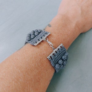 Handgemachte graue Makramee Armbänder für Frauen Zarter und zierlicher Kordel Schmuck für Frauen Boho Seil Damen Armband Geflochtenes gewebtes Armband Bild 4