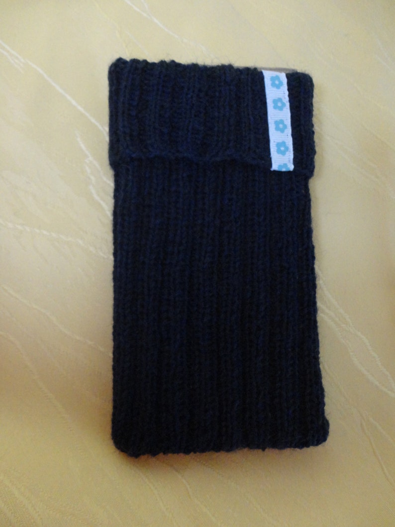 Handysocke Smartphone Socke Dehnbar anschmiegsam Gestrickt Handarbeit Schwarz Braun Petrol Flieder Grau Dunkelblau Beere Schutz ca. 16x8 cm Bild 4