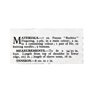 Puede incluir: Un documento de texto en blanco y negro con el t&iacute;tulo "Materiales" y "Medidas" para un patr&oacute;n de tejido. El patr&oacute;n requiere 7 onzas de hilo Patons "Beehive" fingering en un color principal y 2 onzas en un color contrastante. Tambi&eacute;n requiere 1 par de agujas de tejer n.&ordm; 10 y 9 botones. El patr&oacute;n es para una prenda que se ajusta a un busto de 34-35 pulgadas y tiene una longitud de 20 pulgadas desde la parte superior del hombro hasta el borde inferior. La costura de la manga mide 18 pulgadas de largo. La tensi&oacute;n es de 8 puntos por pulgada.
