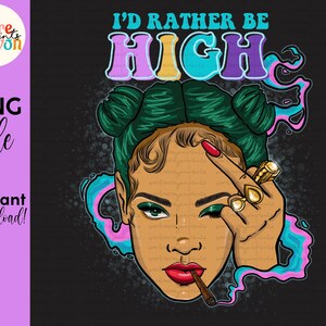 Puede incluir: Una ilustración digital de una mujer con cabello verde y una nube de humo rosa y azul detrás de ella. Ella sostiene un cigarrillo encendido en su boca y tiene un anillo de oro en su dedo. El texto "I'd Rather Be High" está escrito en letras coloridas sobre su cabeza.