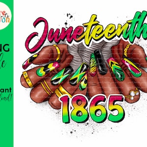 Puede incluir: Una ilustración digital de una mano con uñas de arte coloridas y anillos de oro. La mano sostiene un cartel que dice "Juneteenth 1865" en letras de colores.