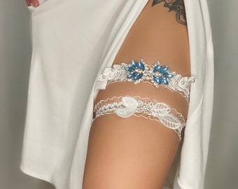 Conjunto de liga de boda de encaje con pedrería azul claro hecha a mano