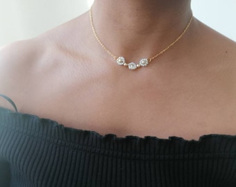 Collier femme ras de cou/choker fleuri chaîne dorée, fait main, idéal pour cadeau