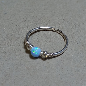 Sterling Silber/14k gold filled Creole mit Opal. Für Knorpel, Lobe, Helix, Tragus, Rook Piercing, Daith Piercing.