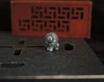 Wisiorek Foo Dog z jadeitu, ciemnoszary gwatemalski jadeit typu A