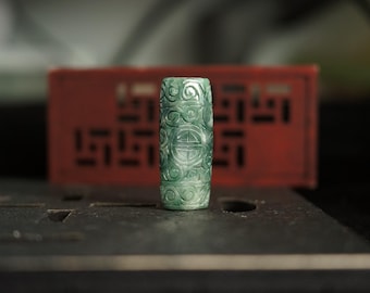 Ovale Jadeit-Röhrenperle mit Segenssymbol | Zylinderförmige Jade-Säule | Handgeschnitzter guatemaltekischer Jadeit | Natürlicher, unbehandelter Jade der Güteklasse A