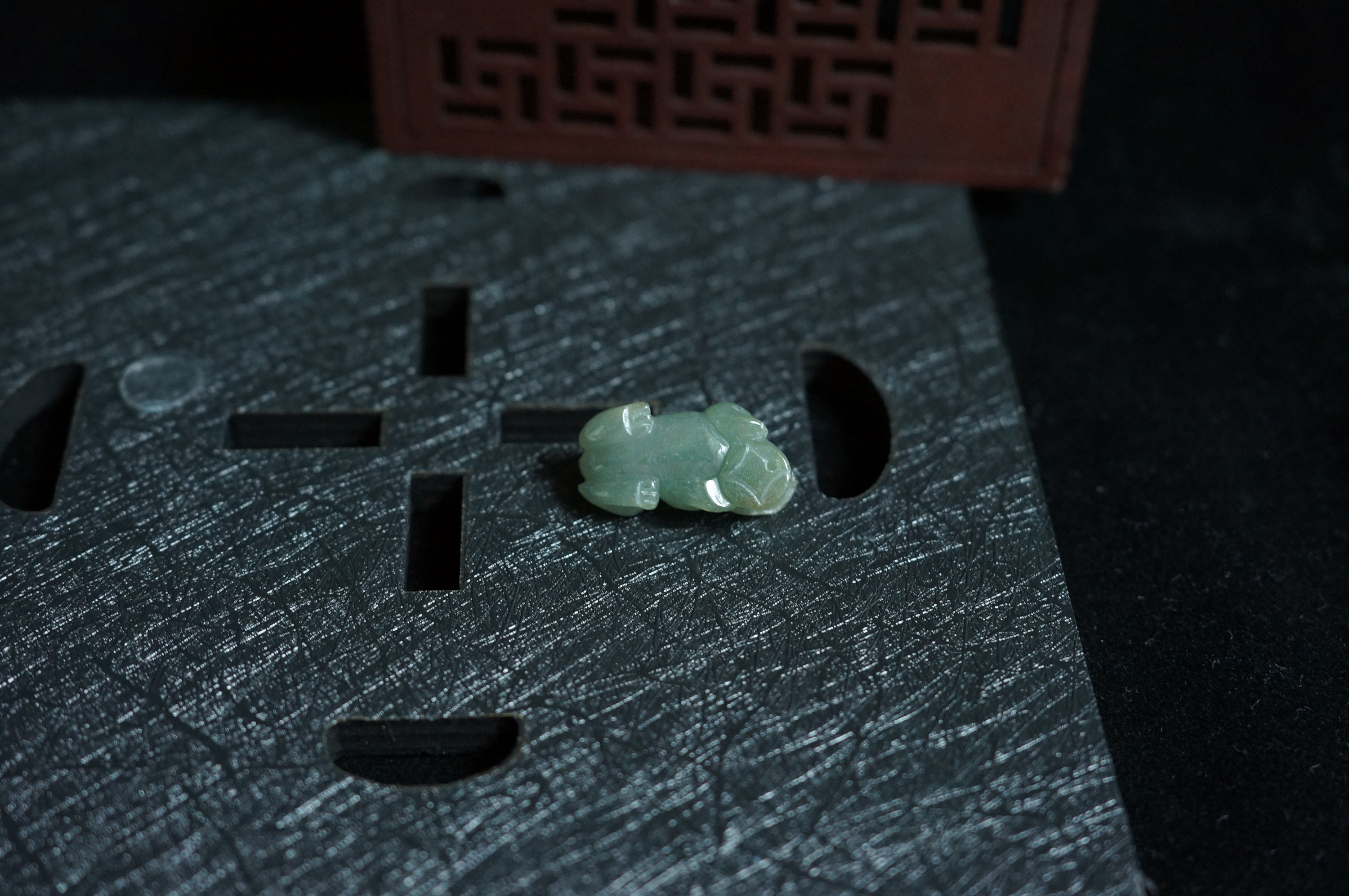 貔貅翡翠ペンダント - 手彫りのビルマ産翡翠、天然未処理グレード A