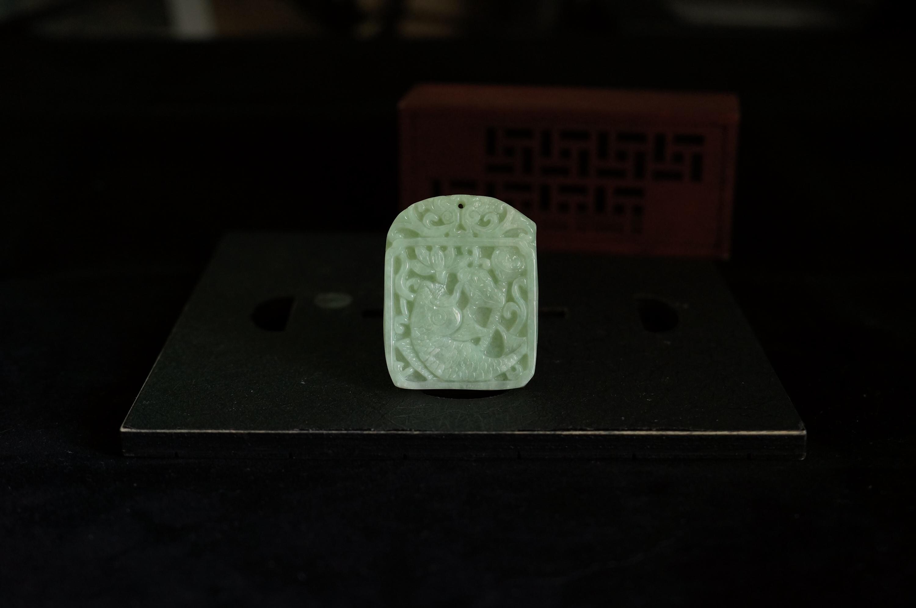 龍門を飛び越える鯉 | ネックレス用翡翠ペンダント | 手彫りのビルマ産