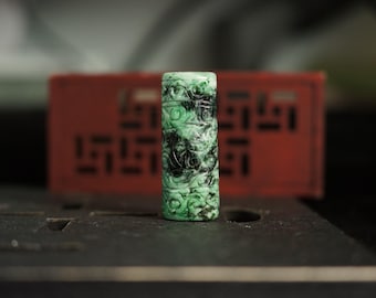 Ovale Jadeit-Zylinderperle | Abgeflachte Jade-Röhrenanhänger | Ruyi-Glücksperle | Handgeschnitzter guatemaltekischer Jadeit | Natürlicher, unbehandelter Jade der Güteklasse A