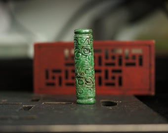 Lange Jadeit-Röhrenperle mit Langlebigkeitssymbol | Jadezylinder | Cong-Säule | Handgeschnitzter guatemaltekischer Jadeit | Natürlicher, unbehandelter Jade der Güteklasse A