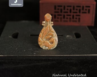 Op de afbeelding: Een natuurlijke, onbehandelde Burmese jadeiet vossen hanger. De hanger heeft een druppelvorm met een gesneden vossenontwerp in tinten oranje en bruin. De tekst "Natural Untreated Burmese Jadeite Fox" is zichtbaar.