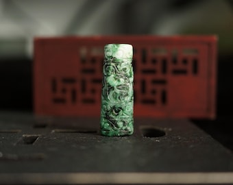Ovale Jadeit-Zylinderperle | Konischer Jade-Röhrchenanhänger | Ruyi-Glücksperle | Handgeschnitzter guatemaltekischer Jadeit | Natürlicher, unbehandelter Jade der Güteklasse A