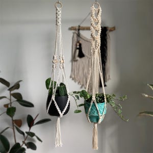 Moderner Makramee Pflanzenhalter, Boho Chic Blumenampel, Natürliche Baumwolle mit Holzperlen