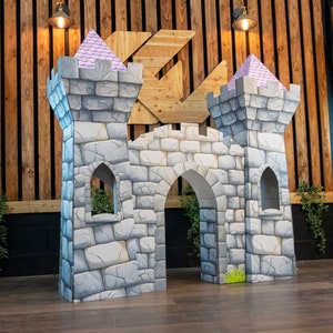 Castillo de princesa gigante, casa de juegos encantada de 5 pies de alto, fuerte de cuento de hadas blanco brillante, cartón plegable con torres accesibles, reutilizable