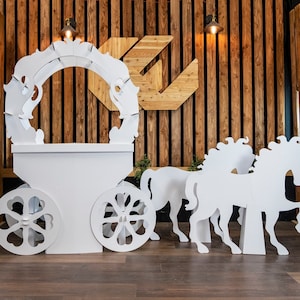 馬車、馬2頭付き、魅力的なスイーツ＆トリートテーブル、プリンセス童話の馬車、光沢のある白い丈夫な段ボール