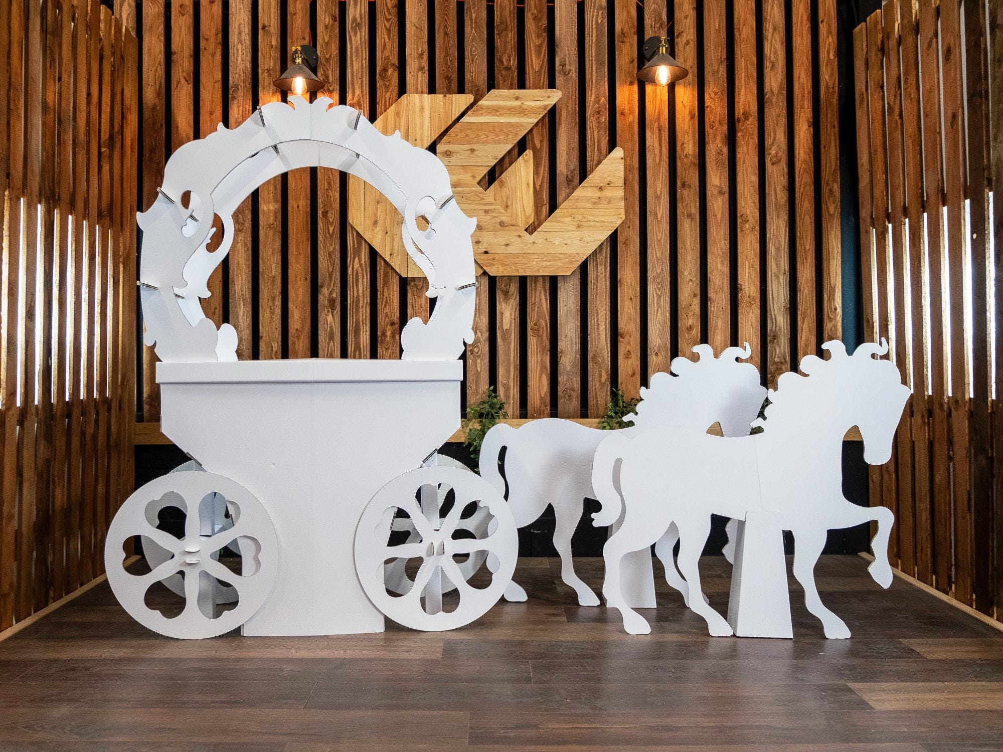 Alzata per torta a forma di carrozza della principessa: espositore in cartone bianco lucido da 5,5 piedi, 2 cavalli