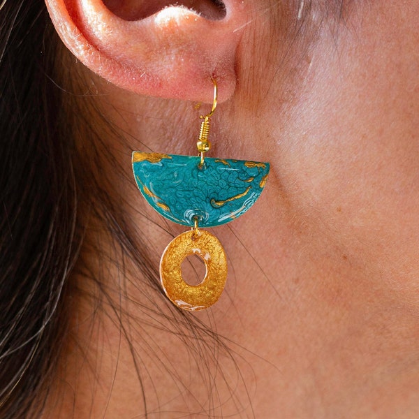 Boucles d'oreilles  résine acrylique dorée création artisanale, Bijou Unique, Cadeau pour Elle ,anniversaire, Cadeau pour femme ( 113 )