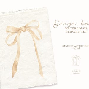 Peut inclure: Ensemble de cliparts aquarelle avec un n&oelig;ud beige sur papier textur&eacute; blanc cass&eacute;. Le n&oelig;ud a de longs rubans fluides. Le texte "Beige bows WATERCOLOR CLIPART SET" est &eacute;crit dans une &eacute;criture d&eacute;licate. Les mots "GENUINE WATERCOLOR NO A1" sont &eacute;galement visibles.