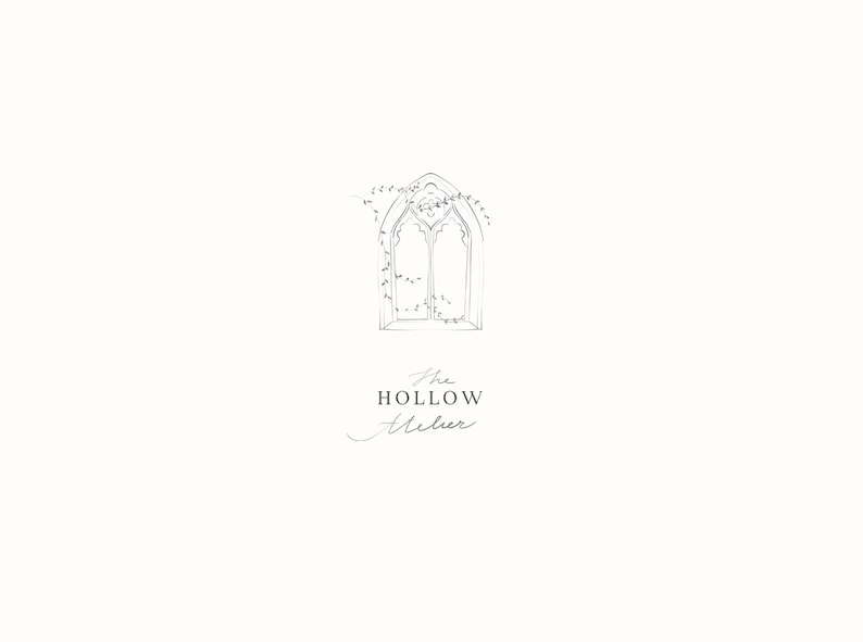 Peut inclure: Logo minimaliste avec une fen&ecirc;tre en arc gothique orn&eacute;e de d&eacute;licats accents floraux. Le texte "The Hollow Maker" est &eacute;crit en dessous dans une police script, le tout dans une palette de couleurs neutres.