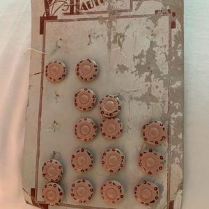 Bottoni degli anni '30 francesi dipinti a mano in rosa scuro x 15 carte originali in legno