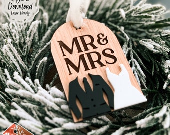 De heer & mevrouw ornament SVG | Laserklaar ornament | Eerste kerstornament | Glowforge-bestand | Bruiloft SVG | Net getrouwd
