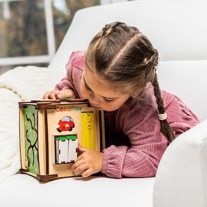 Cube occupé avec lumières LED - Activité éducative pour l'anniversaire d'un enfant de 1 an - Améliore la motricité fine et les jeux sensoriels GoodPlay