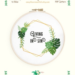 Modèle de point de croix Vivre dans le péché. Citation subversive amusante dans un cadre tropical vert avec une feuille de Monstera. Téléchargement instantané PDF n° 594