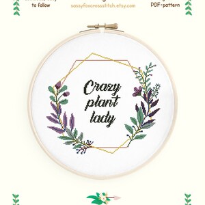 Patrón de punto de cruz de la loca de las plantas. Cita divertida en una corona floral geométrica. Descarga instantánea en formato PDF n.° 359