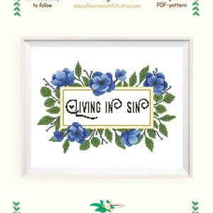 Modèle de point de croix Vivre dans le péché. Citation amusante sur l'union libre dans un cadre floral bleu. Téléchargement instantané PDF n° 587