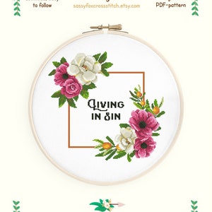Modèle de point de croix Vivre dans le péché. Citation subversive amusante dans un cadre floral rose. Téléchargement instantané PDF n° 586