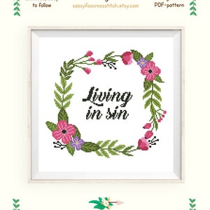 Modèle de point de croix Vivre dans le péché. Citation subversive amusante dans un cadre floral rose. Téléchargement instantané PDF n° 592