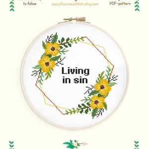 Modèle de point de croix Vivre dans le péché. Citation subversive amusante dans une couronne de fleurs jaune. Téléchargement instantané PDF n° 589