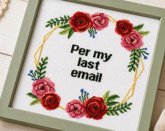 Könnte beinhalten: Eine quadratische Kreuzstichstickerei in einem salbeigrünen Rahmen mit einem Blumenkranz aus roten und rosa Rosen sowie grünen Blättern. In der Mitte des Kranzes befindet sich der schwarze Text "Per my last email" auf weißem Stoff.