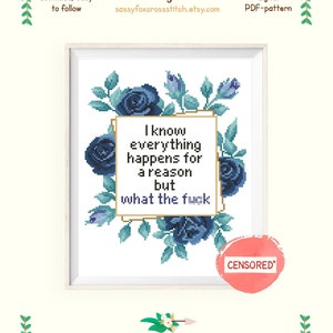 Könnte beinhalten: Kreuzstichmuster mit blauen Rosen und einem weißen Rechteck mit dem Text "Ich weiß, dass alles aus einem Grund passiert, aber what the fuck". Das Muster ist 19,2 x 23,2 cm groß und verwendet 17 Farben.
