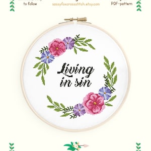 Modèle de point de croix Vivre dans le péché. Citation subversive amusante dans une couronne de fleurs rose. Téléchargement instantané PDF n° 588