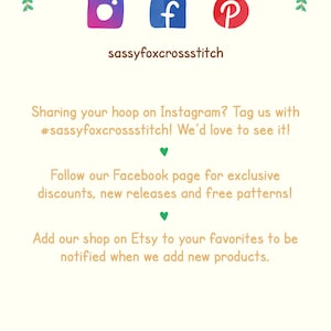 Pode incluir: Gr&aacute;fico creme com as palavras "Social Media" em escrita castanha. Apresenta &iacute;cones do Instagram, Facebook e Pinterest, juntamente com o nome e os identificadores de m&iacute;dia social da loja Etsy. O texto incentiva o envolvimento.