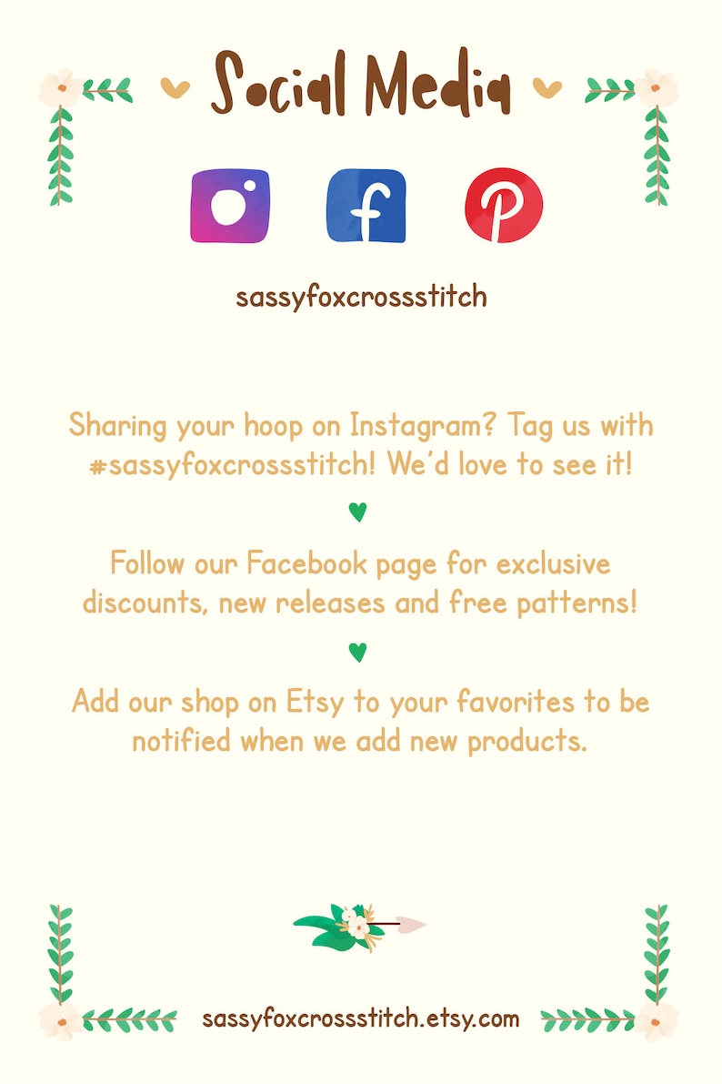 Pode incluir: Gr&aacute;fico creme com as palavras "Social Media" em escrita castanha. Apresenta &iacute;cones do Instagram, Facebook e Pinterest, juntamente com o nome e os identificadores de m&iacute;dia social da loja Etsy. O texto incentiva o envolvimento.