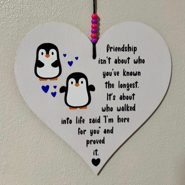 Placa de madera con forma de corazón de la amistad de pingüino hecha a mano: un pequeño detalle.